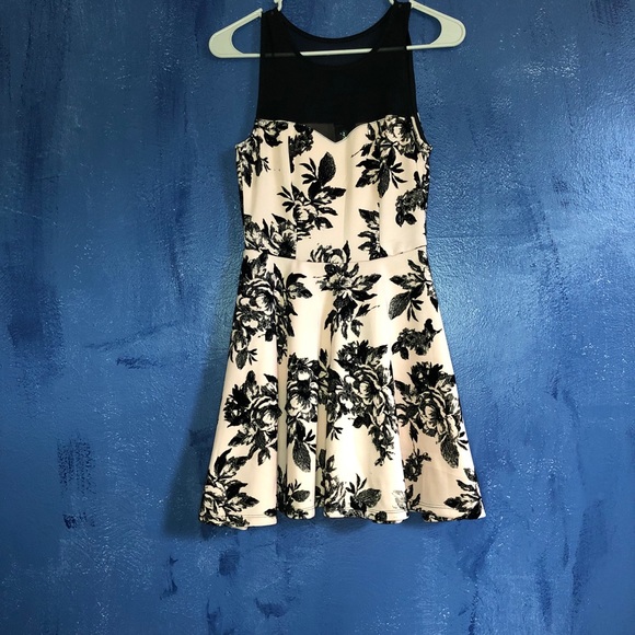 Trixxi Peach floral dress - Picture 7 of 9